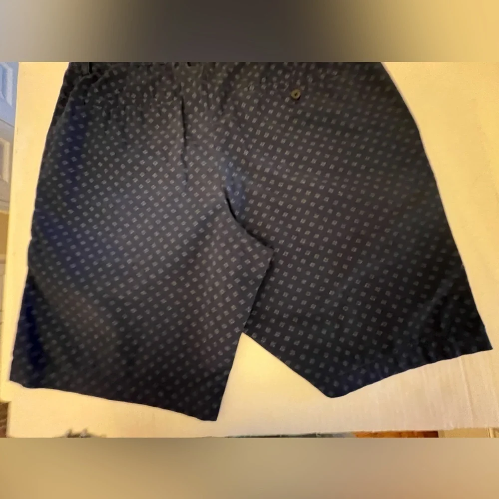 BANANA REPUBLIC MENS SHORTS  SIZE 36 NAVY BLUE w/LIGHTER DESIGN.